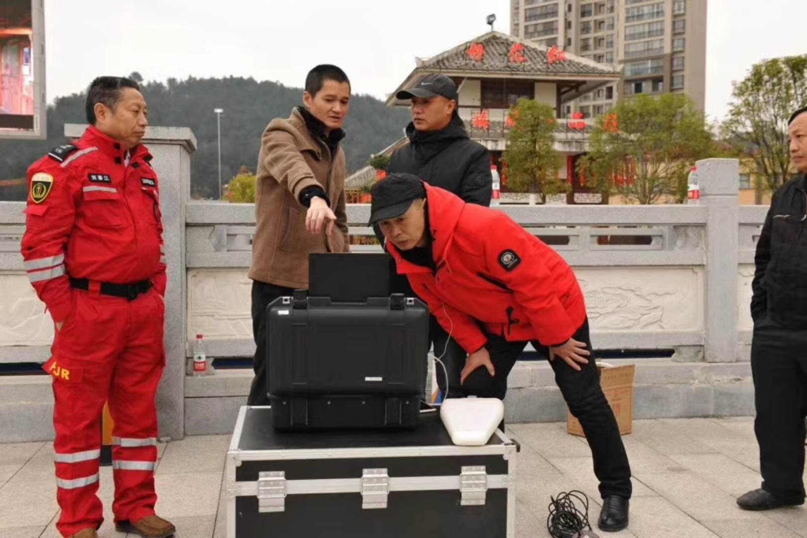 智璟科技工作人員給相關領導講解T60V2救援無人機飛行狀態(tài)